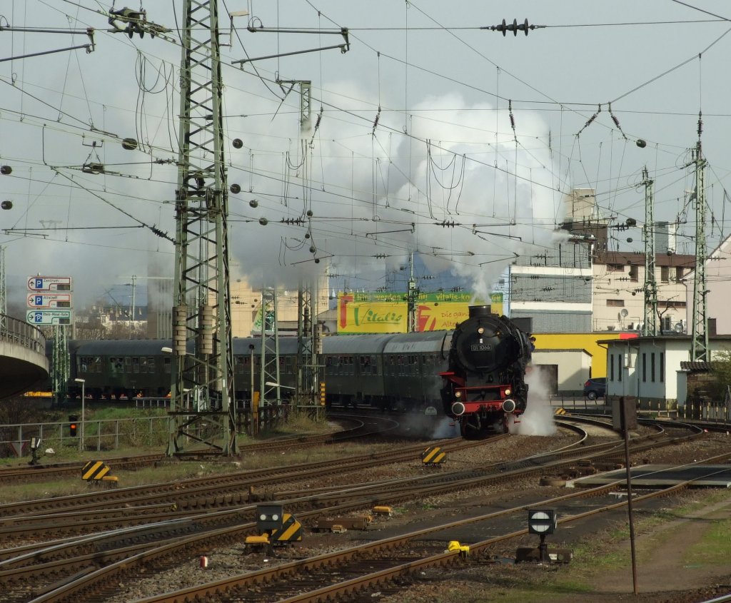 01 1066 erreicht mit dem Dampfsonderzug DPE13290 aus Trier den Koblenzer Hbf. 2.4.2010