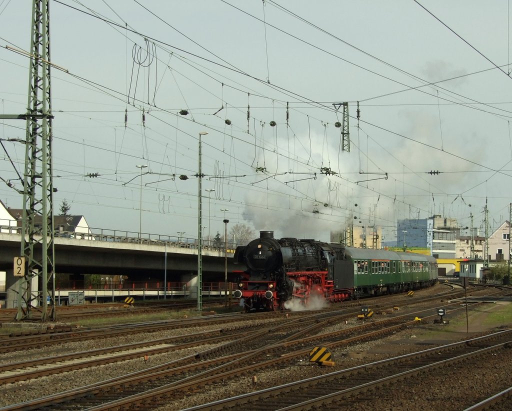 01 1066 erreicht mit dem Dampfsonderzug DPE13290 aus Trier den Koblenzer Hbf. 2.4.2010