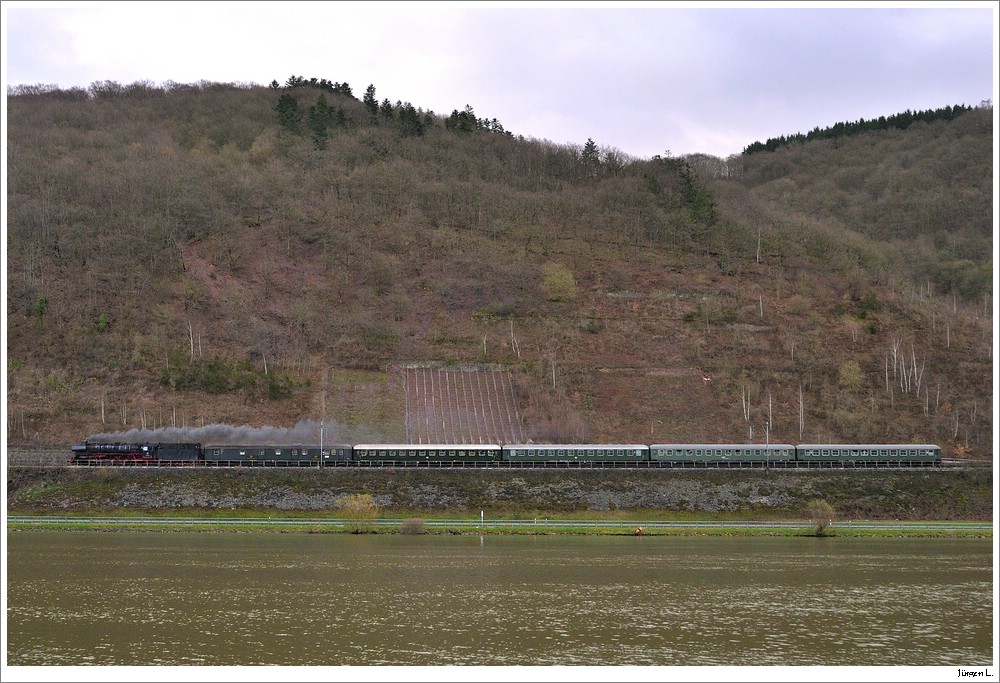 01 1066 fhrt mit Sdz86060 von Trier nach Koblenz; aufgenommen kurz nach Bullay, 3.4.2010.
