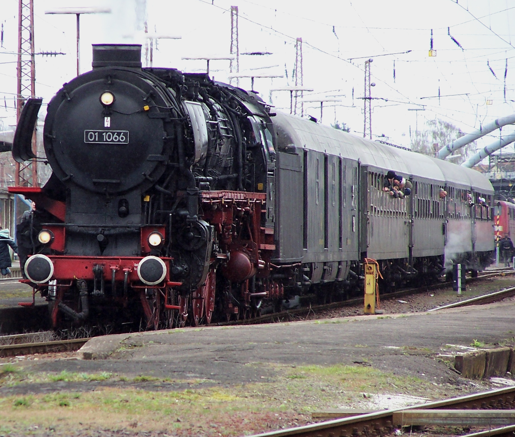 01 1066 hat mit ihrem Sonderzug von Trier nach Saarbrcken einen Halt in Dillingen-Saar eingelegt. Das Osterwochenende 2010 war ziemlich verregnet, dennoch hatte das Dampfspektakel 2010 an Saar - Mosel und in der Eifel regen Zuspruch.
Leider hatte ich zu dieser Zeit nur eine 5 Megapixel Kamera von Kodak.
03.04.2010