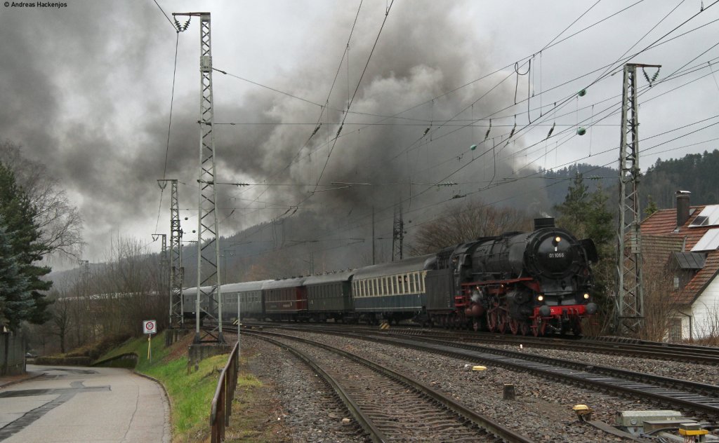 01 1066 mit dem DPE 32837 (Karlsruhe Hbf-Villingen (Schwarzw) bei der Einfahrt Hausach 7.1.12