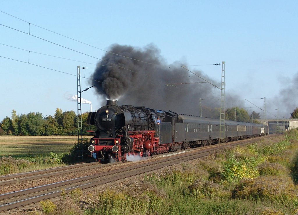 01 1066 mit einem Sonderzug am 29.09.2007 unterwegs zwischen Plattling und Stephansposching.