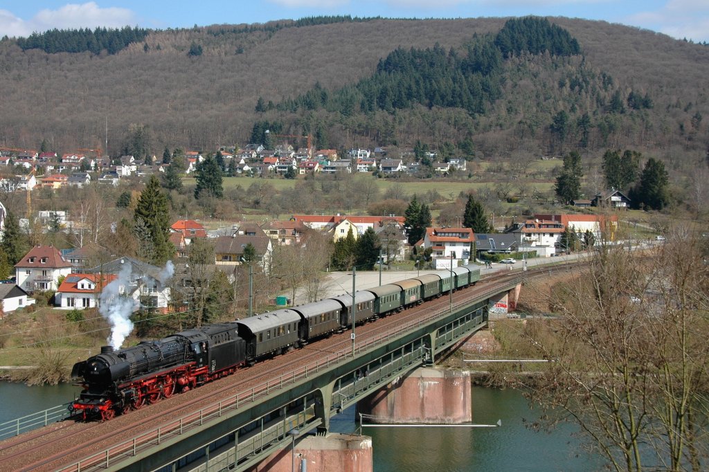 01 1066 mit einem Sonderzug nach Heidelberg. Neckarbr�cke bei Neckargem�nd, 01.04.13