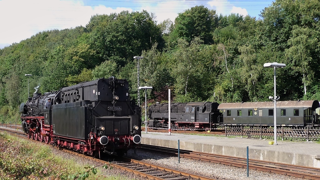 01 1066 rangiert beim Dampftag am 18.9.2010 in Dahlhausen. Im Hintergrund die mit einigen Donnerbchsen abgestellte 95 0028.