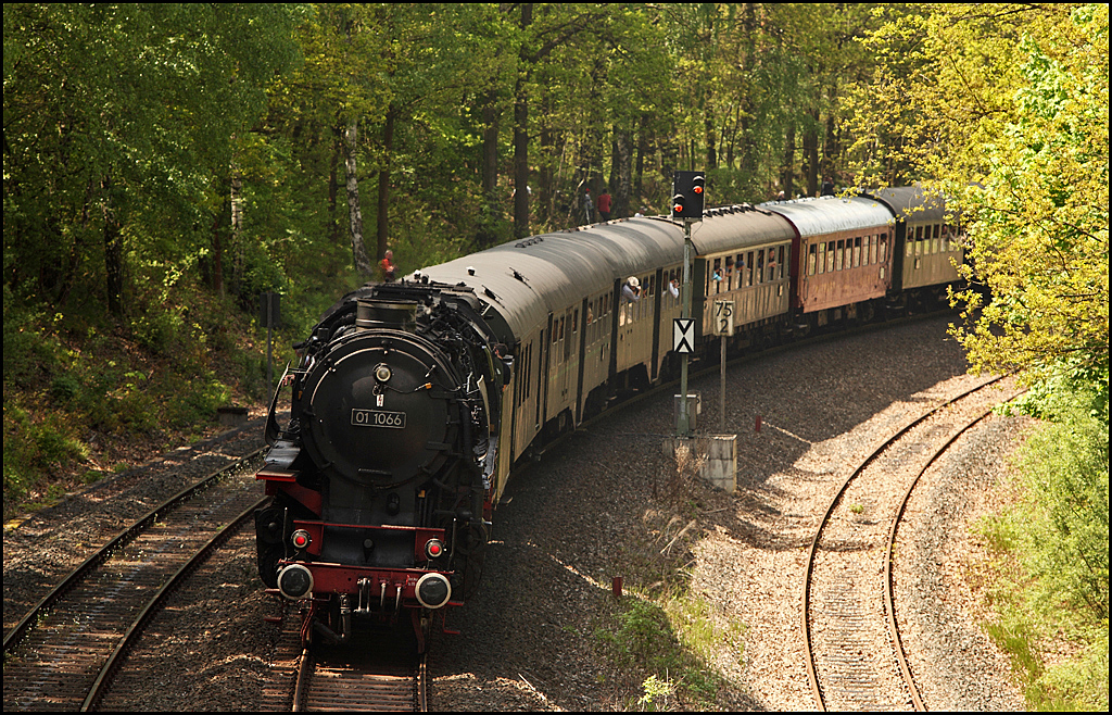 01 1066 rollt am Zugschluss eines Dampfpendelzuges. Aufgenommen am Einfahrtsignal von Neuenmarkt-Wirsberg. (22.05.2010)