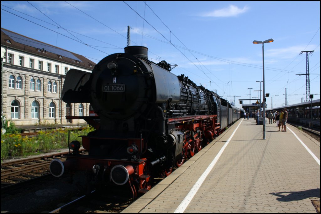 01 1066 schob hinten mit. (Nrnberg Hbf, 21.08.2010, Dampflokfestivial Nrnberg Gostenhof)