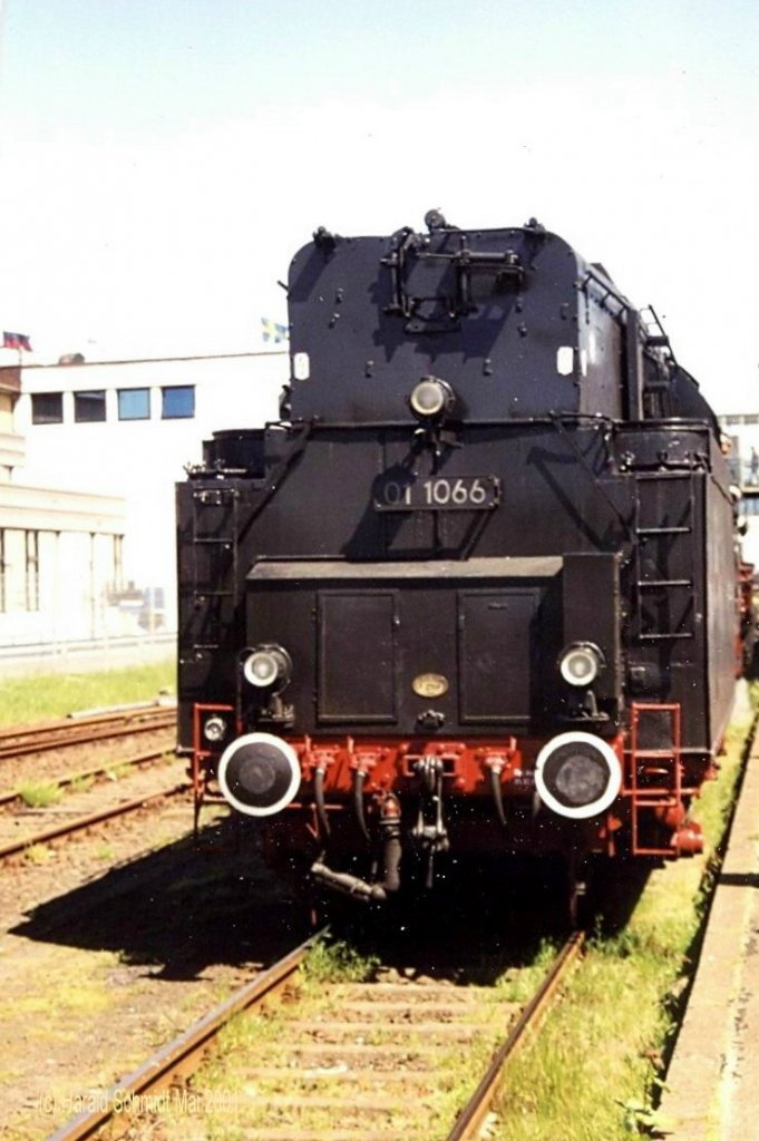 01 1066 der UEF im Mai 2001 im Bahnhof Puttgarden, Anlass: Sonderfahrt Hamburg-Puttgarden (Fehmarn)-Hamburg (scan vom Bild)