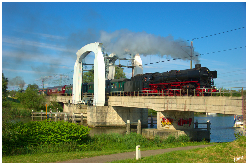 01 1075 und 65 018 bringen den Pendelzug zurck nach Dordrecht, hier auf der Wantijbrcke am 2. Juni 2012.