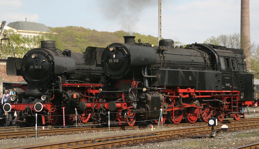 01 1075 und 65 018 stehen am 16.4.11 im Eisenbahnmuseum Bochum-Dahlhausen