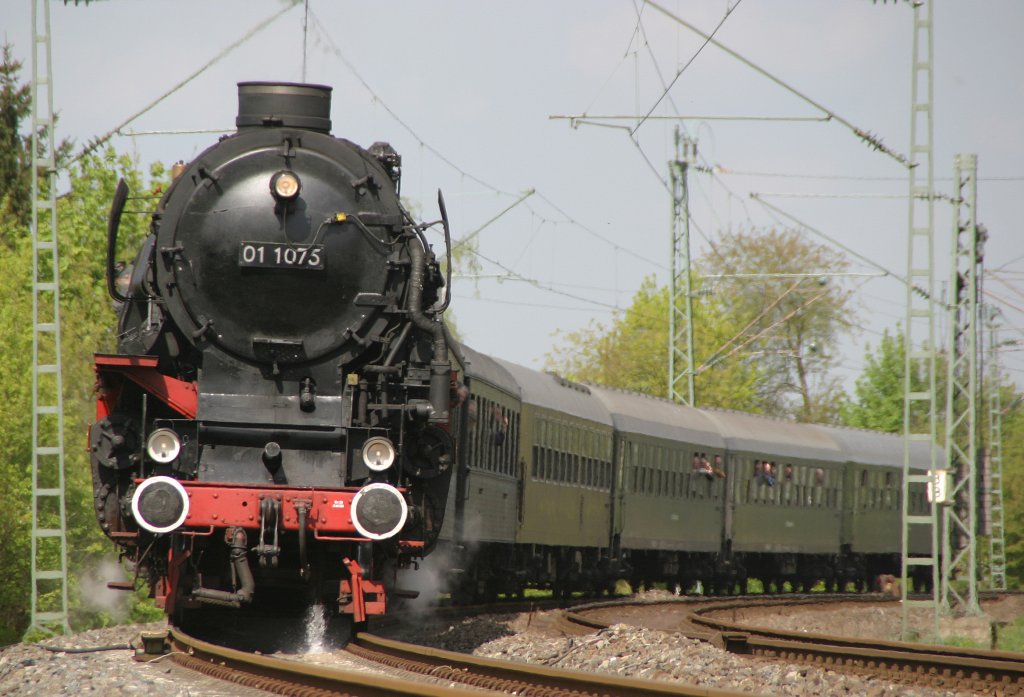 01 1075 mit ihrem Sonderzug aus Utrecht mit +100min. am 16.4.11 in Essen-Horst