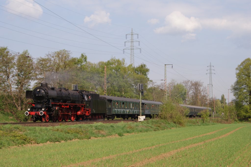 01 1075 der Stoom Stichting Nederland (SSN) mit einem Sonderzug von Rotterdam nach Bochum-Dahlhausen in Oberhausen-Sterkrade am 16.04.2011