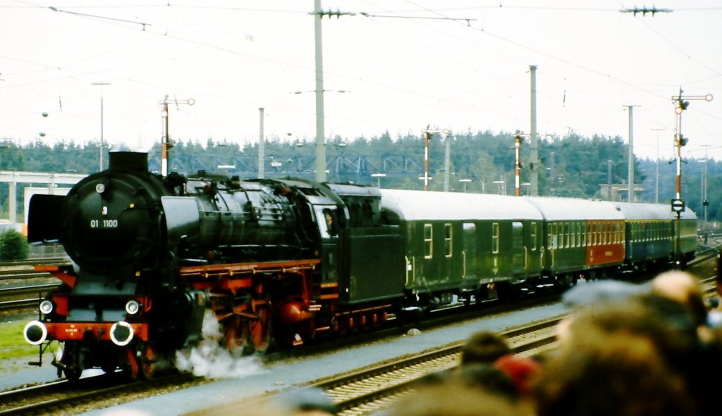 01 1100 mit D-Zug aus den 1960er Jahren auf der Fahrzeugparade  Vom Adler bis in die Gegenwart , die im September 1985 an mehreren Wochenenden in Nrnberg-Langwasser zum 150jhrigen Jubilum der Eisenbahn in Deutschland stattgefunden hat.