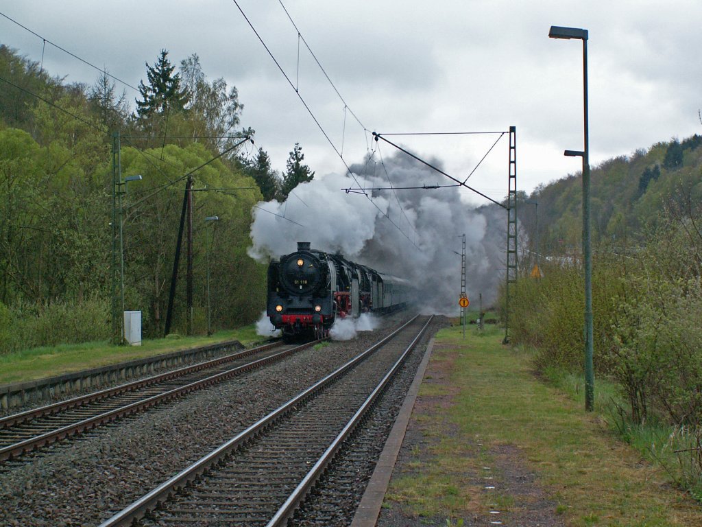 01 118 und 1066 mit Sonderzug Kln-Gerolstein-Saarbrcken-Bingen-Kln in Oberlinxweiler. Am Zugschluss schiebt eine 212 und 211 200.
