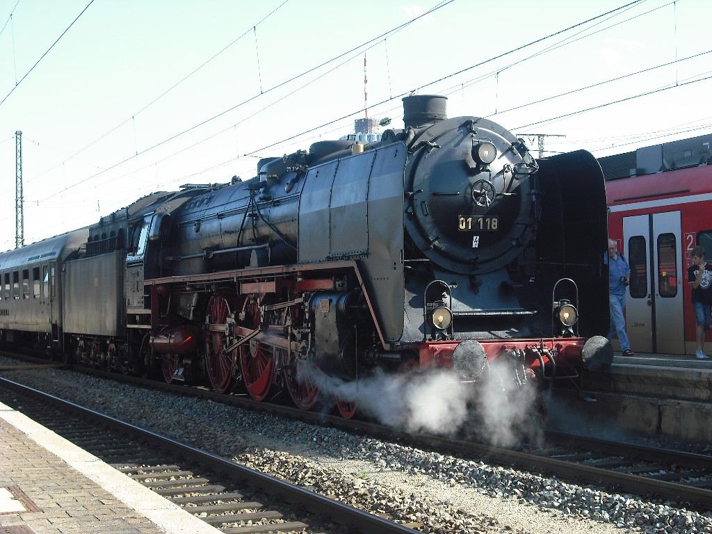 01 118 abfahrbereit am 26.07.2009 mit ihrem Sonderzug in Augsburg HBF.