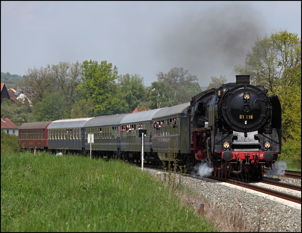 01 118 ist bei Untersteinbach mit ihrem Sonderzug von Frankfurt(Main) komment auf der Fahrt nach Neuenmarkt-Wirsberg. (22.05.2010)