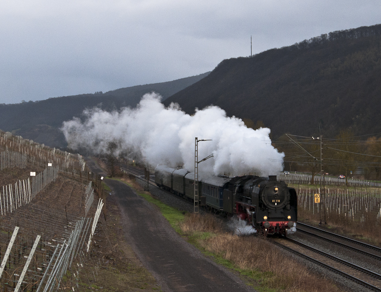 01 118 mit D 86065 (Koblenz Hbf - Trier Hbf) am 4. April 2010 bei Pommern.