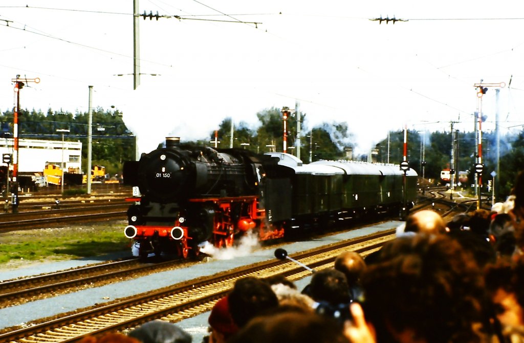 01 150 mit Schnellzugwagen auf der Fahrzeugparade  Vom Adler bis in die Gegenwart , die im September 1985 an mehreren Wochenenden in Nrnberg-Langwasser zum 150jhrigen Jubilum der Eisenbahn in Deutschland stattgefunden hat.