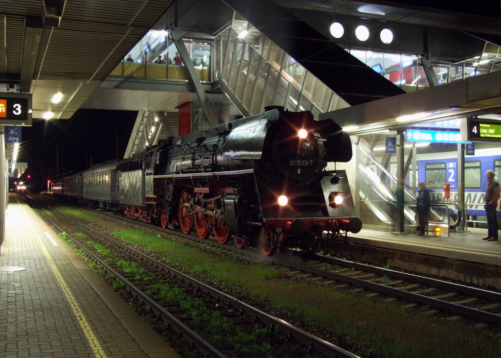 01 1533 (01.533) der GEG am E 14707 Nrnberg–Linz beim Aufenthalt in Wels, viel Aufmerksamkeit erregend (rechts der EN 490). [03.09.11]