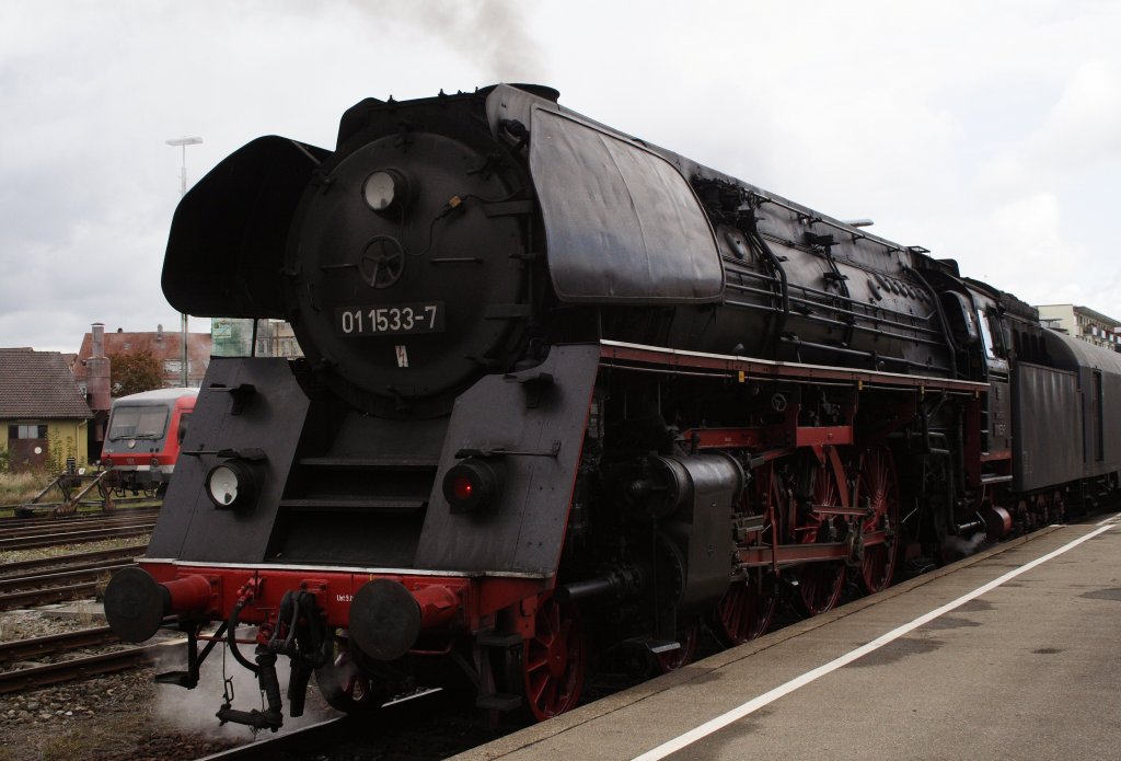 01 1533-7 der sterreichischen Gesellschaft fr Eisenbahngeschichte (GEG) zog den Eisenbahn-Romantik-Dampfsonderzug ber die Sdbahn bis nach Friedrichshafen, bei der Weiterfahrt nach Lindau darf sie entspannen, denn 01 1066 der UEF zieht den Zug am anderen Ende, 26.09.10