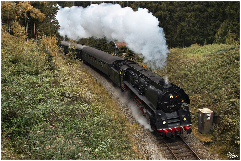 01 1533 zieht den SR 17594 von Passau nach Ampflwang, aufgenommen vom Portal des Hausrucktunnels nahe Felling. 
29.9.2012