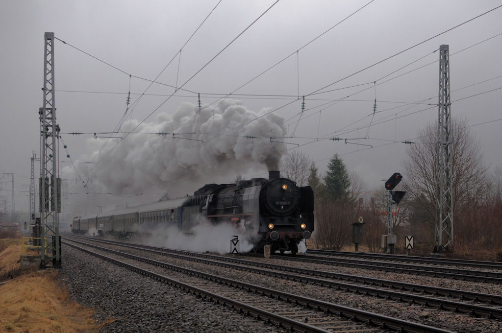 01 2066 am 19.02.11 mit DPE 81491 (Nrdlingen-Mittenwald) am Westkreuz/Mnchen