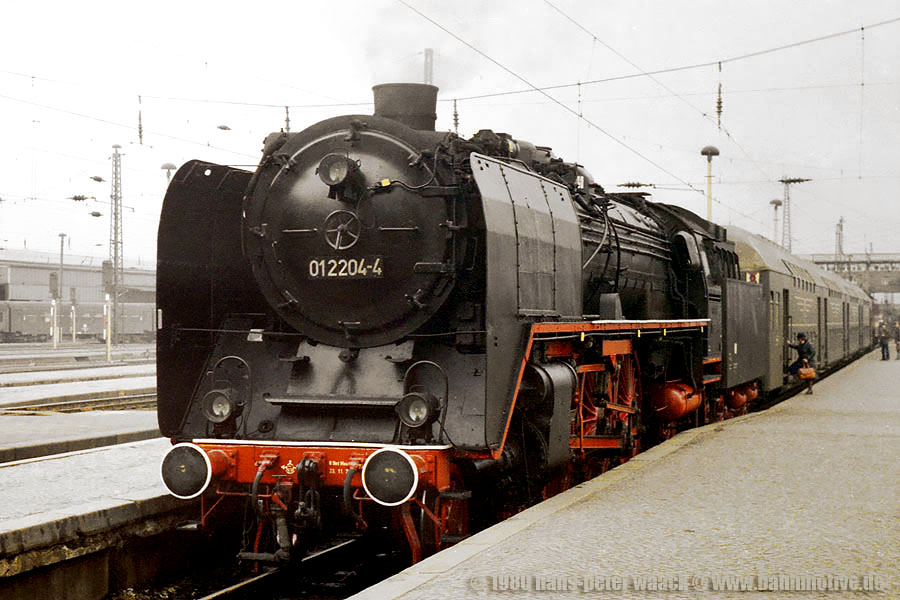 01 2204 hat im Mrz 1980 einen Personenzug nach Leipzig gebracht. Die Lok war zu der Zeit in Halberstadt stationiert.