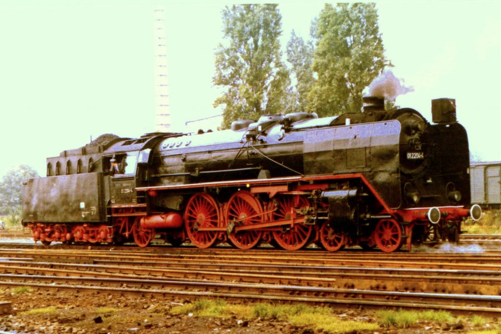 01 2204 im September 1980 in Saalfeld- durch diie lkrise mute die DR damals die meisten lgefeuerten 01.5 abstellen-deshalb kam auch die damalige Traditionslok wieder zu Planeinstzen.