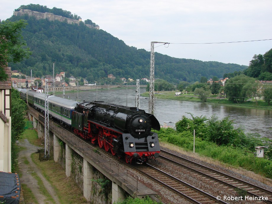 01 509 mit einem Sonderzug nach Prag am 12.06.2010 in Knigstein