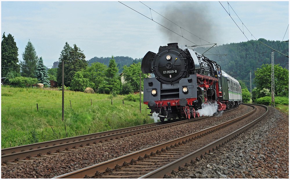 01 509 - die schnste Attraktion im Elbtal!
Die 01 509 mit dem 18. Schsisch-Bhmischen-Freundschaftszug von Leipzig ber Dresden nach Prag. Wie immer ein wunderbarer Augen und Ohrenschmaus. Hier legt sich die Maschine in eine lang gestreckte Kurve nach dem Kurort Rathen. Nur die Sonne versteckte sich leider unmittelbar zur Aufnahme etwas hinter den Wolken. Wirklich schn nach langer Zeit mal wieder eine groe 01 auf der Elbtalbahn zu sehen, in den letzten Jahren wurde dieser Zug berwiegend von der Baureihe 52 befrdert!
12.06.2010