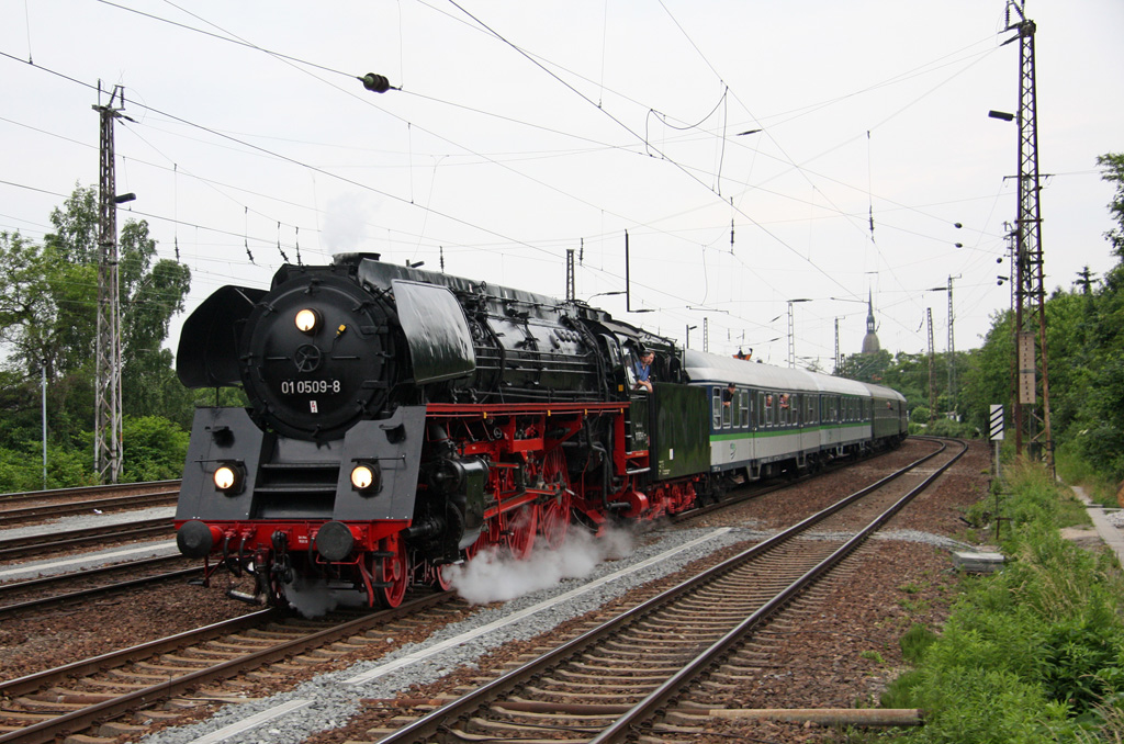 01 509 zieht am 12.06.2010 einen Sonderzug von Leipzig nach Prag. Hier ist sie kurz nach ihrer Abfahrt am frhen Morgen in Leipzig zu sehen.