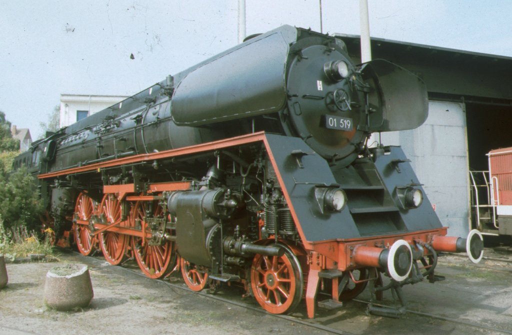 01 519 im ehemaligen BW Schwerin , heute Eisenbahn und Technikmuseum , im Jahre 1992