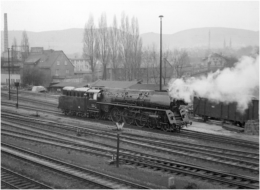 01 522 rangiert in Saalfeld an ihren Zug, 1979
