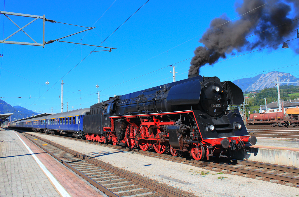 01 533 mit einem Sonderzug beim Halt in Wrgl. Aufgenommen am 19. August 2012.