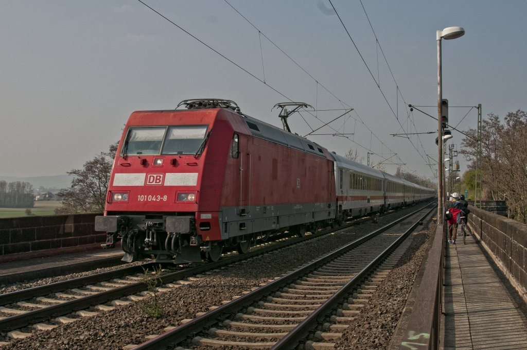 010 043-8 an der Urmitzer Rheinbrcke ( Engerser Seite ) am 06.04.2012