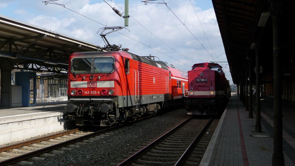 01.04.2011, Der Bahnhof Reichenbach/Vogtl. mit BR 143 und BR 112. Eine Aufnahme die auch schon 25 Jahre alt sein knnte.