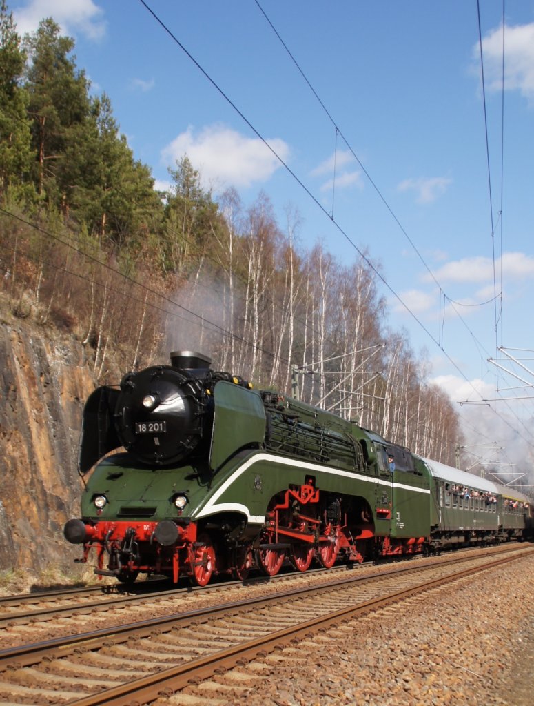 01.04.2012, 18 201 auf der Tharandter Rampe in Hhe Seerenteich - Parallelfahrt mit 03 1010 diesmal bei herrlichem Sonnenschein; allerdings habe ich die falsche Stelle gewhlt, denn die 03 kommt ein wenig spter