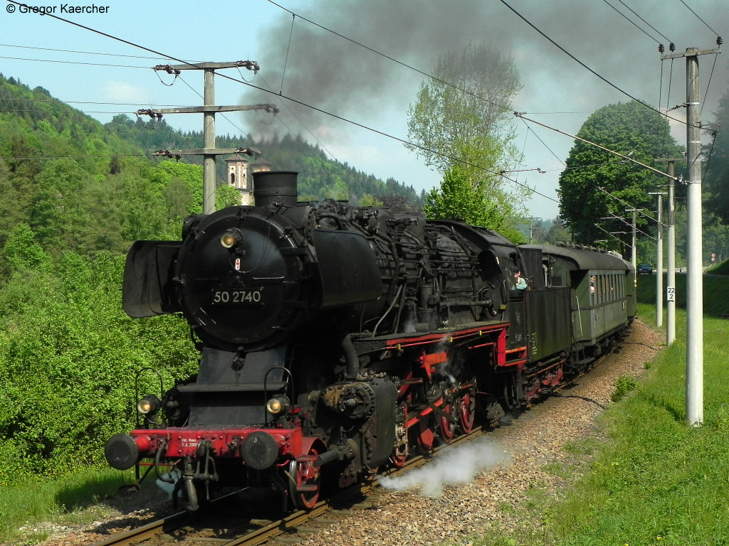 01.05.2011: Die 50 2740 mit Ihrem Dampfsonderzug nach Bad Herrenalb beim Bahnbergang Herrenalber Strae in Frauenalb-Schielberg.