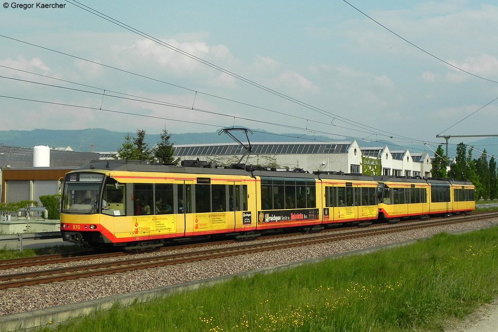 01.05.2011: Wagen 870 mit Werbung der Stadt Eppingen und einem weiteren Wagen als S41 nach Karlsruhe Tullastrae bei Bad Rotenfels Schloss. Die Werbung ist an diesem Fahrzeug in diesem Look Geschichte. Die Werbung wurde gegen Ende Mai 2010 renoviert und sieht nun etwas anders aus.