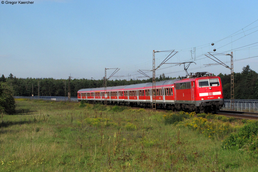 01.09.2011 Die 111 0451 passiert mit ca. +5 mit der RB 38861
