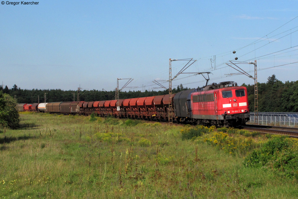 01.09.2011: Die 151 002-3 mit einem gemischten Gterzug Richtung Sden kurz vor Waghusel.