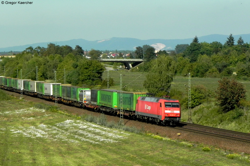 01.09.2011: Die 152 021-2 mit einem Hangartner-Containerzug Richtung Sden bei Neuluheim.