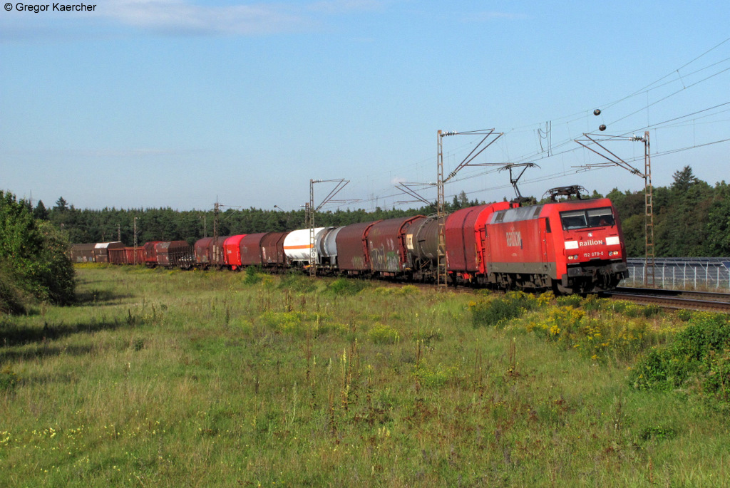 01.09.2011: Die 152 079-0 mit einem gemischten Gterzug Richtung Sden kurz vor Waghusel.
