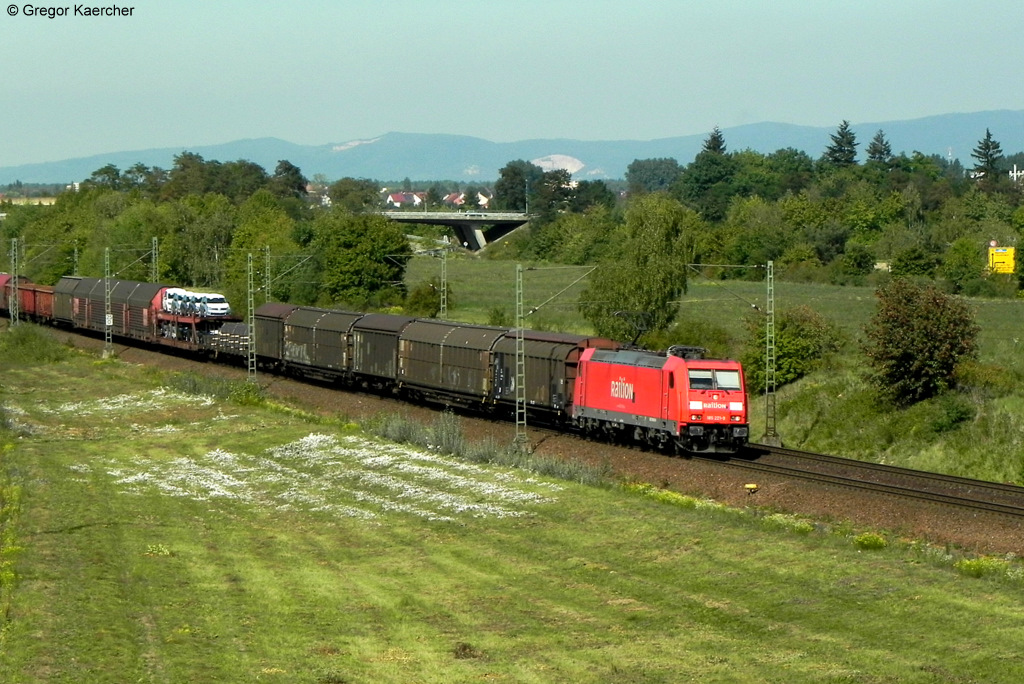 01.09.2011: Die 185 221-9 mit einem gemischten Gterzug Richtung Sden bei Neuluheim.