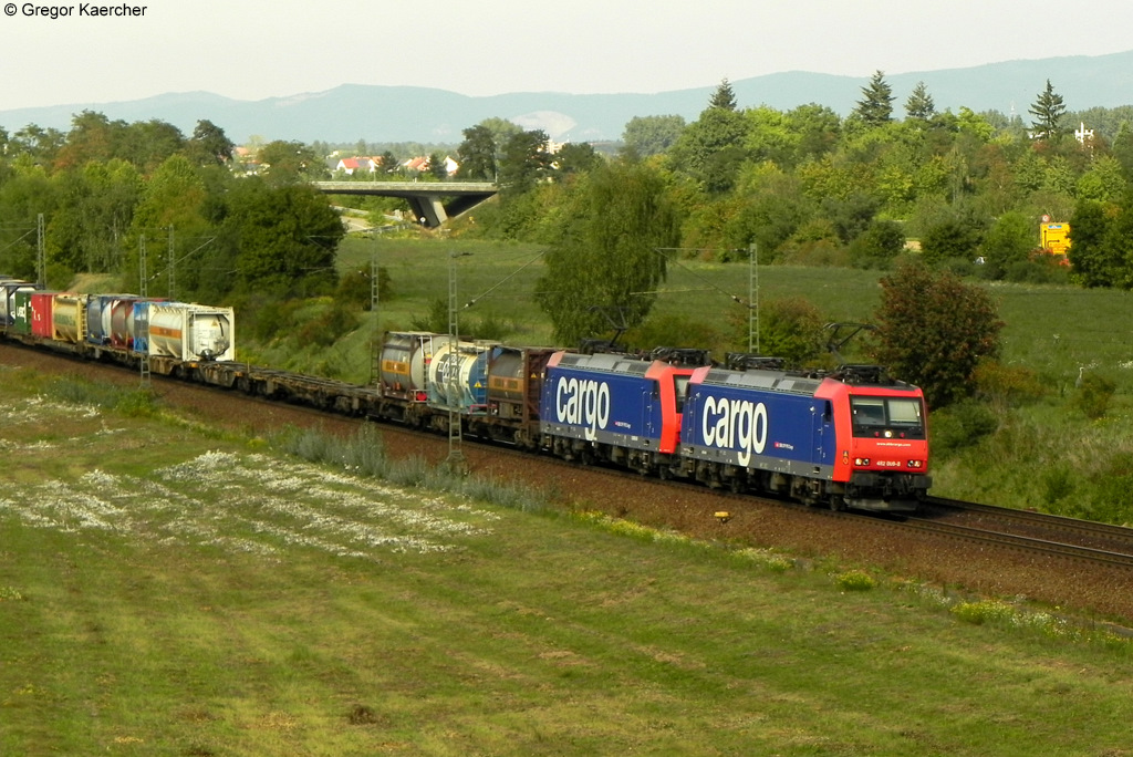 01.09.2011: Die 482 009-8 mit einer weitere 482 (die genaue Loknummer konnte ich leider nicht erkennen) mit einem Containerzug Richtung Sden bei Neuluheim.
