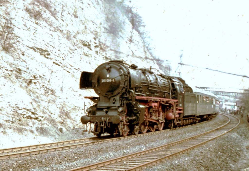 011 098-1 im Wiehengebirge auf Sonderfahrt, Mrz 1971 (schon 40 Jahre her ...)