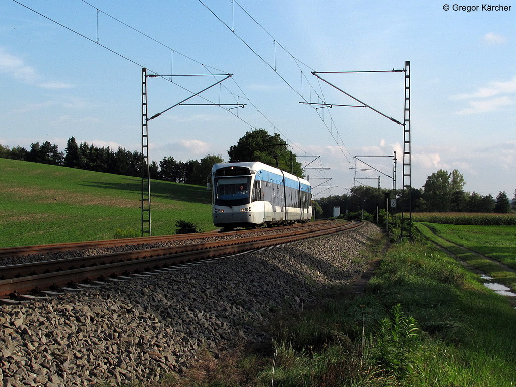 01.10.2010: Saarbahnintermezzo bei der AVG. TW 1024 der Saarbahn unterwegs als S9 von Mhlacker nach Bruchsal. Aufgenommen bei Helmsheim.