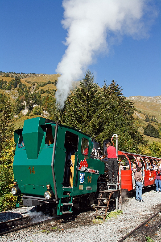 01.10.2011 Planalb: Wasserfassen der BRB 14 (Gemeinde Brienz) eine Heizl befeuerte Lok. Die H 2/3 Baujahr 1996 (3. Generation) wurde unter der Fabrik-Nr. 5689  bei der Schweizerische Lokomotiv- und Maschinenfabrik, Winterthur (heute DLM AG) gebaut. Weitere Infos unter: http://www.brienz-rothorn-bahn.ch 