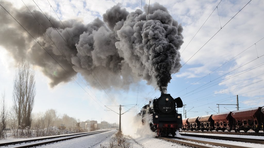 01.12.2012 35 1097 mit Volldampf in Werdau.
( Aufnahmestandpunkt ist das Bahnsteigende )