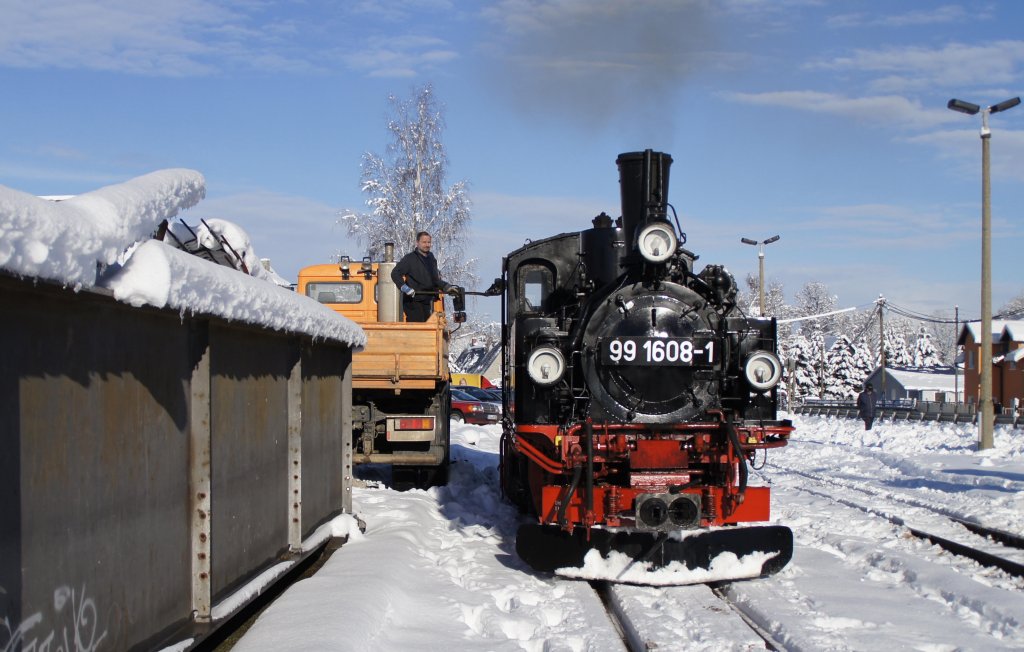 01.12.2012, 99 1608-1, Bekohlung von Hand in Obercarsdorf, links im Bild der Brckenoberbau fr die berquerung der Roten Weieritz am Ortseingang, welcher hoffentlich bald wieder gebraucht / im Einsatz sein wird -  Sonderfahrten im oberen Abschnitt der Weieritztalbahn
