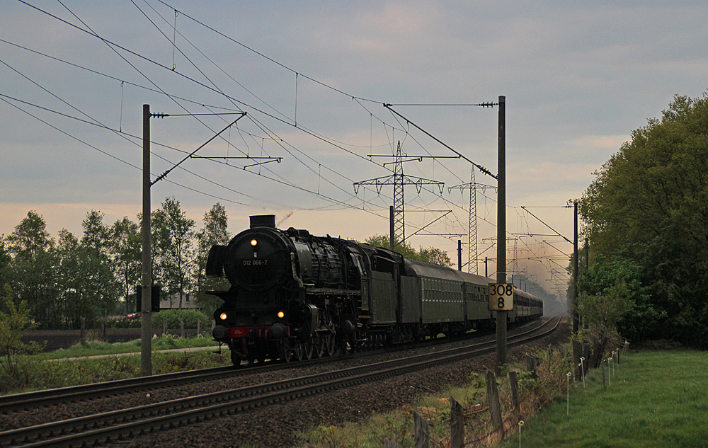 012 066-7 fuhr am 11.05.2013 mit einem Sonderzug von Emden-Auenhafen nach Minden, hier in Vllenerfehn.
